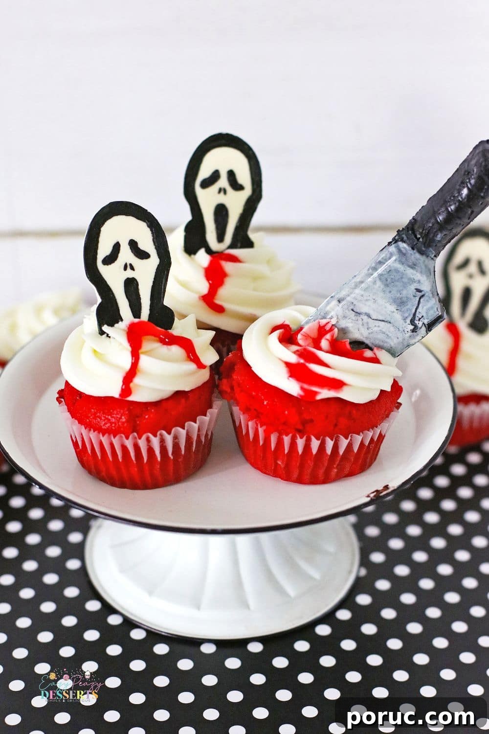 Bloody Halloween Cupcakes with Scream Faces and Knife Toppers 4 Easy Halloween cupcakes decorated with chocolate scream faces and knives