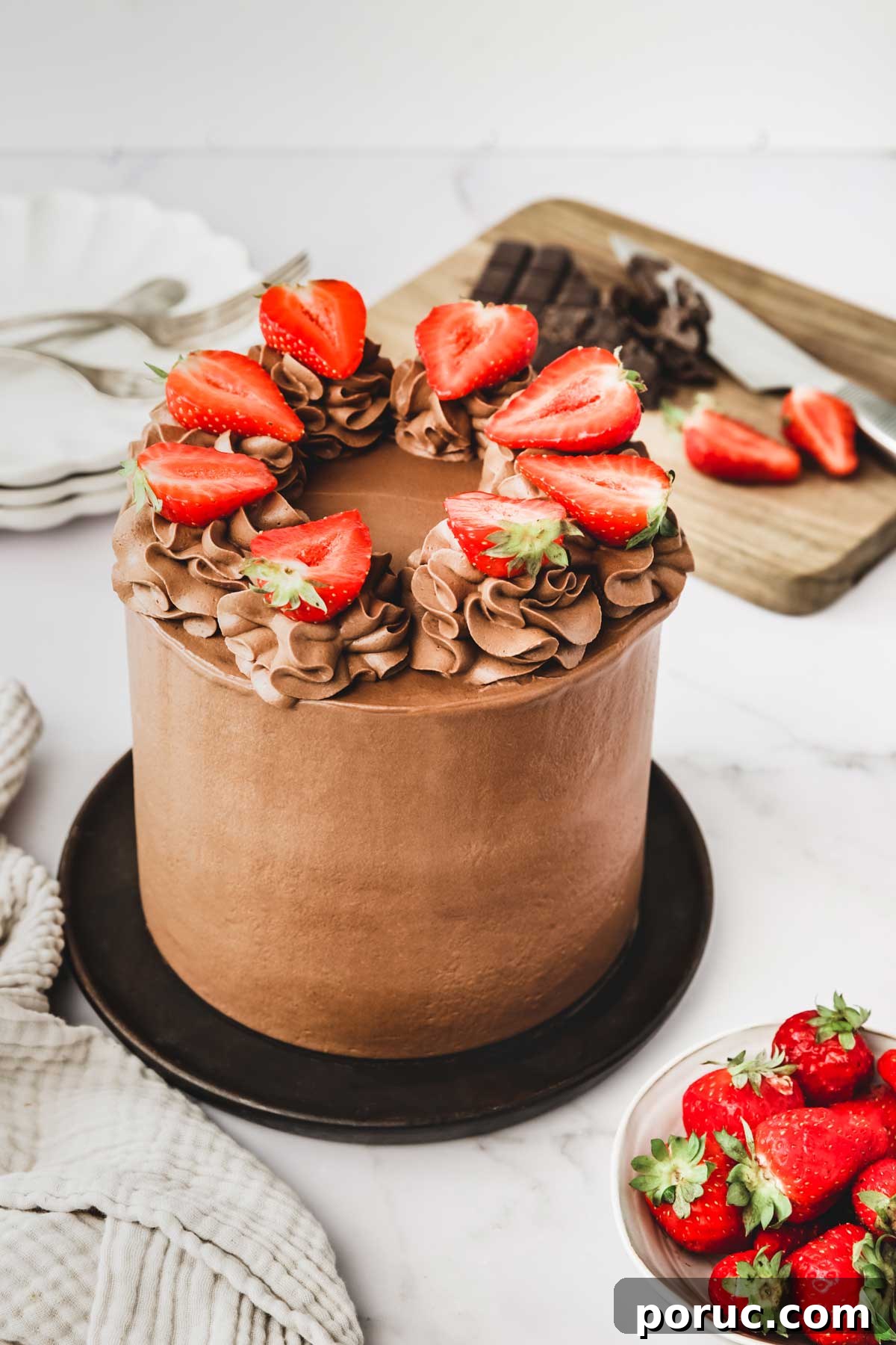 Gâteau sur une table avec des fraises