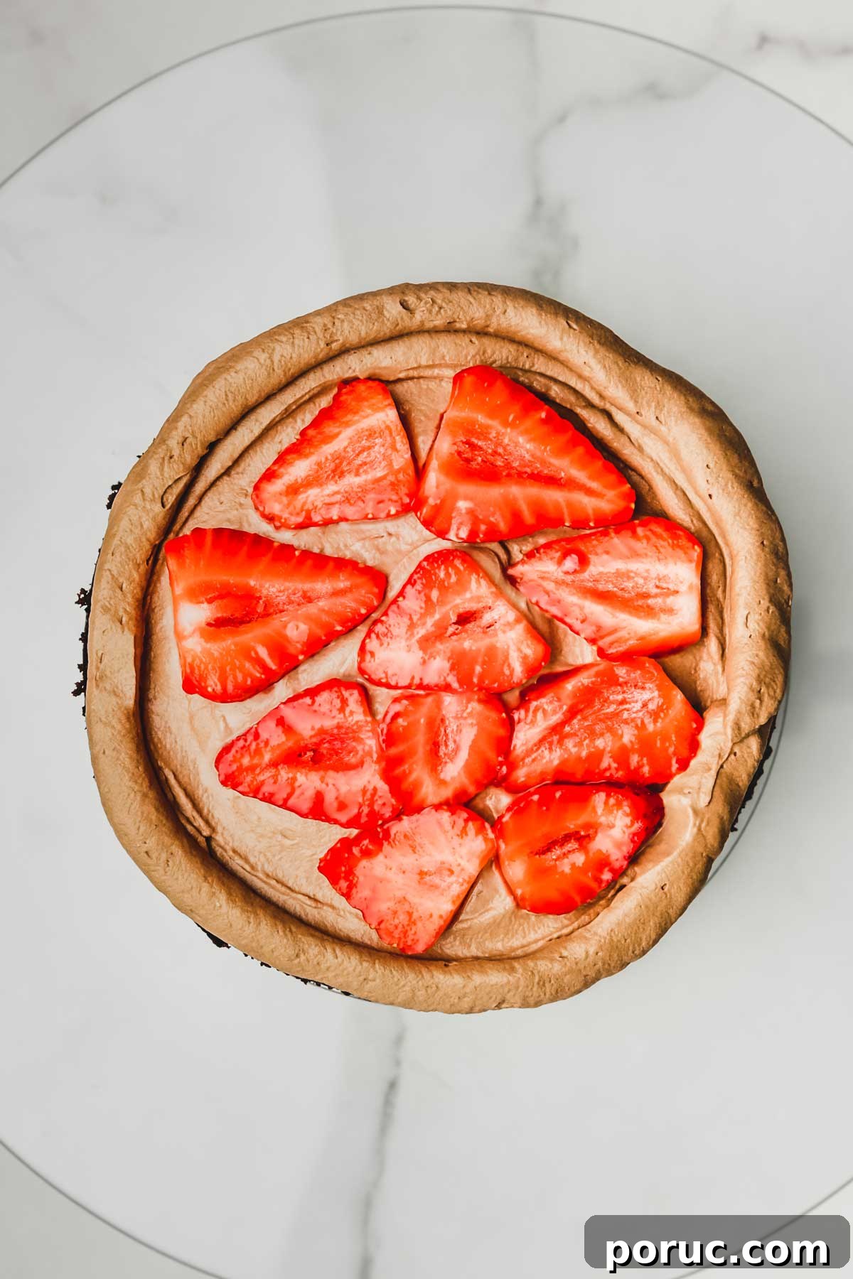Génoise au chocolat avec de la ganache et des fraises