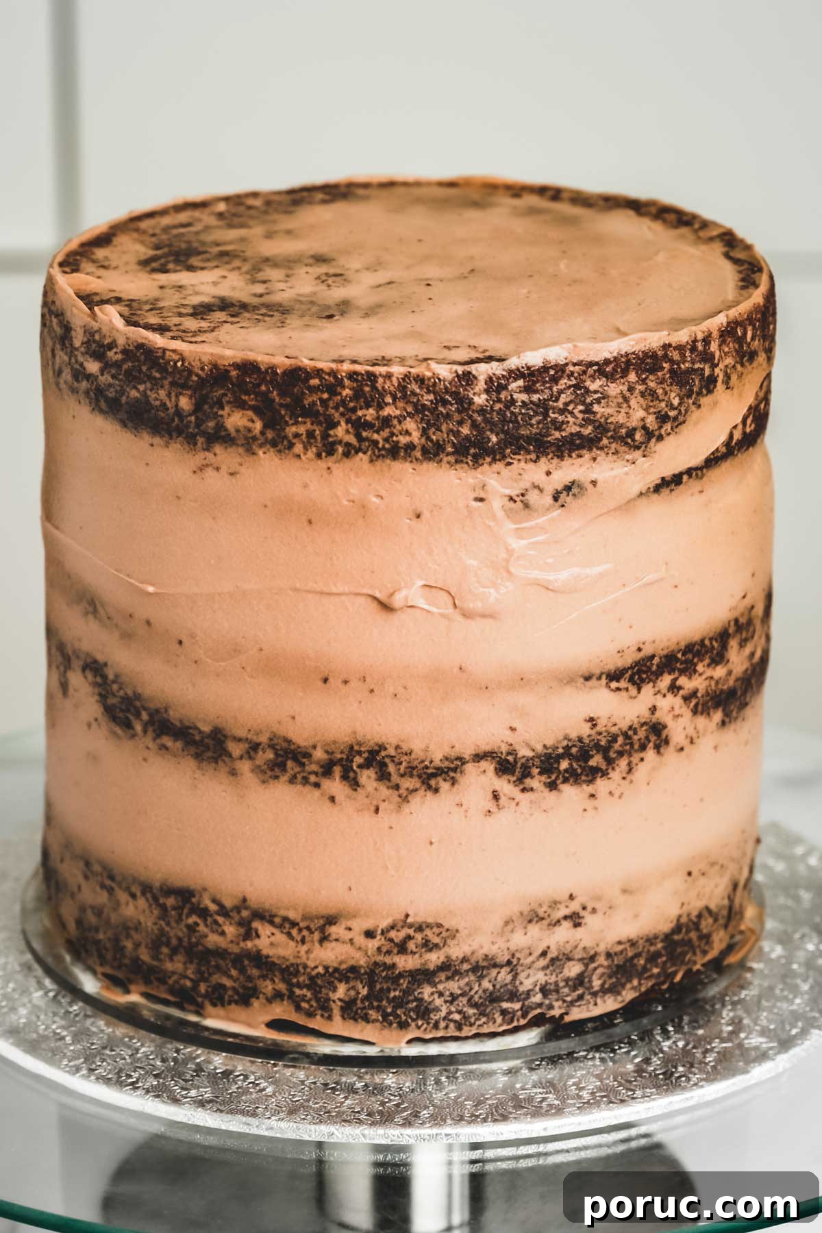 Layer cake au chocolat sur un plateau à gâteau