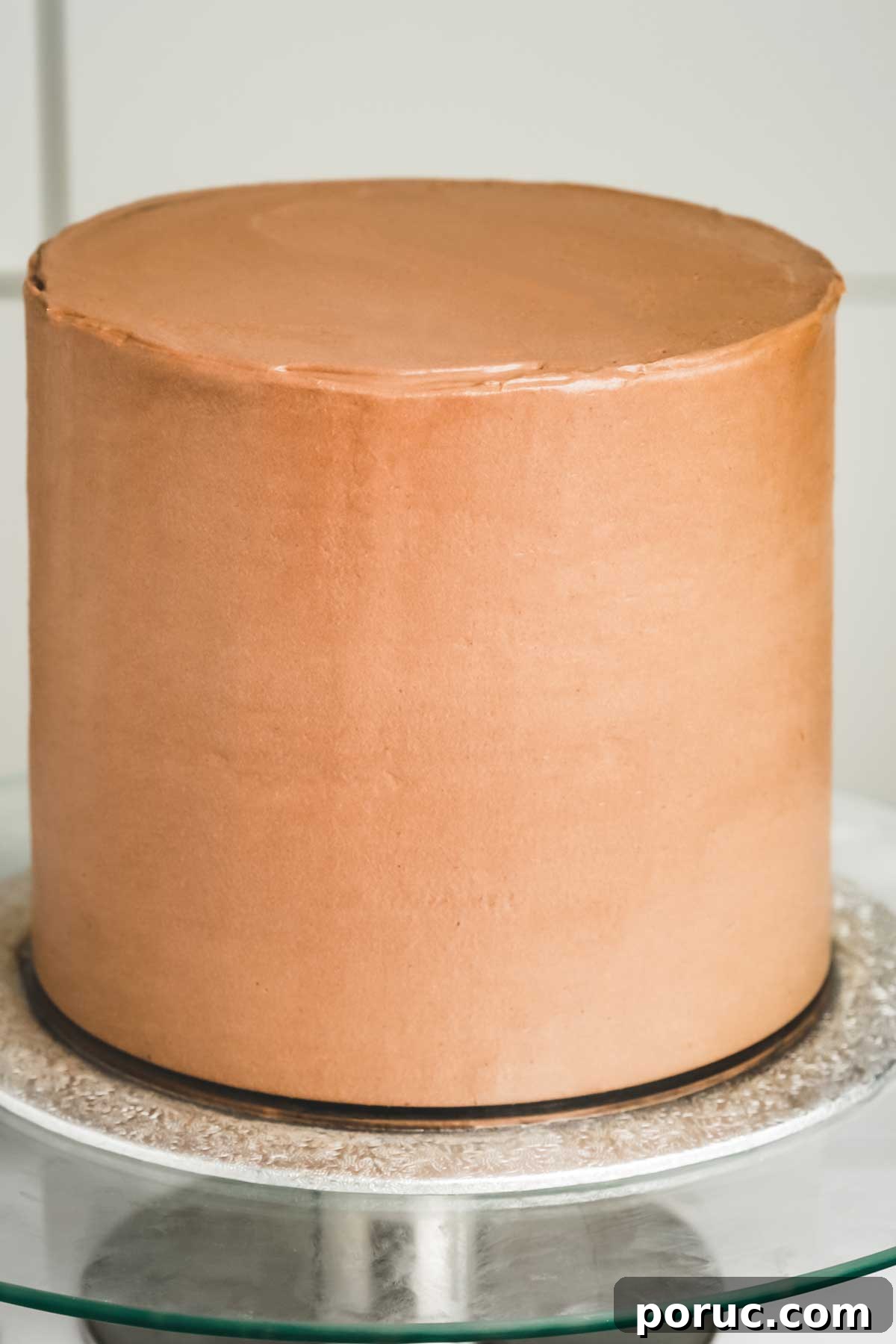Gâteau au chocolat avec ganache montée sur un plateau tournant