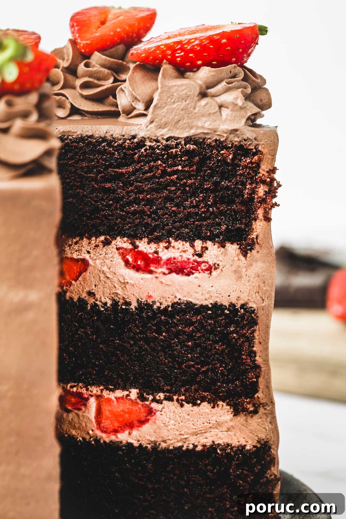 Gâteau au chocolat coupé avec des fraises