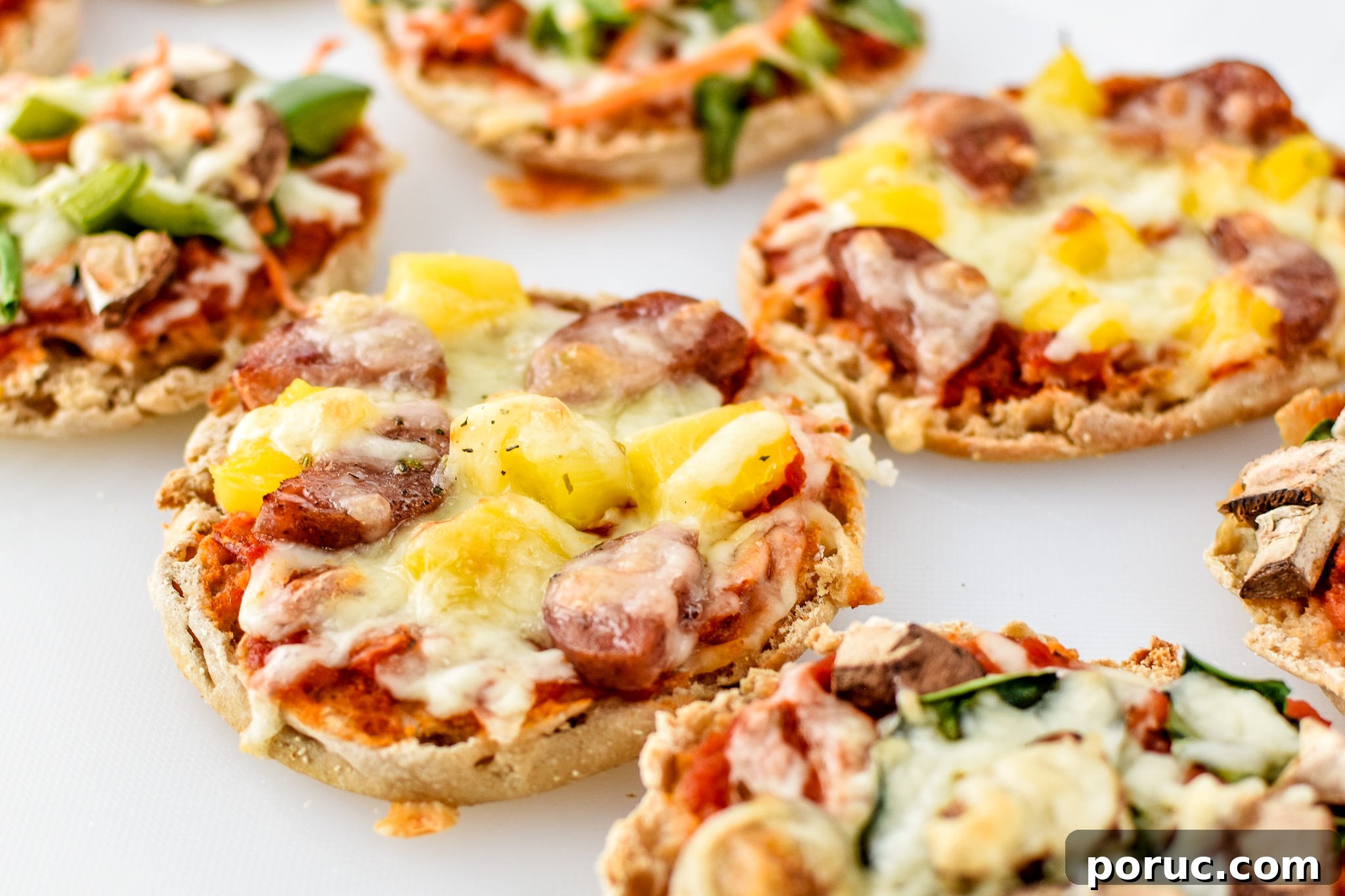 Mini English Muffin Pizzas for Weekly Meal Prep 7 Meaty pineapple english muffin mini pizzas are perfect for cold lunch meal prep!